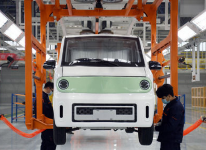 智能提升机被用于新能源车生产车间