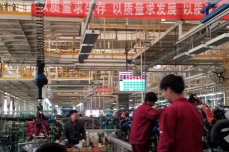智能提升机能解决变速箱和发动机的精准对位难题