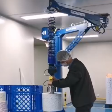 纸筒搬运工作站用了智能提升机后装箱更方便了