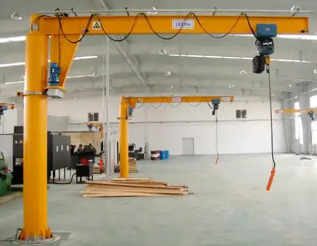 定柱式旋臂起重机五金加工车间高效吊运起重工具